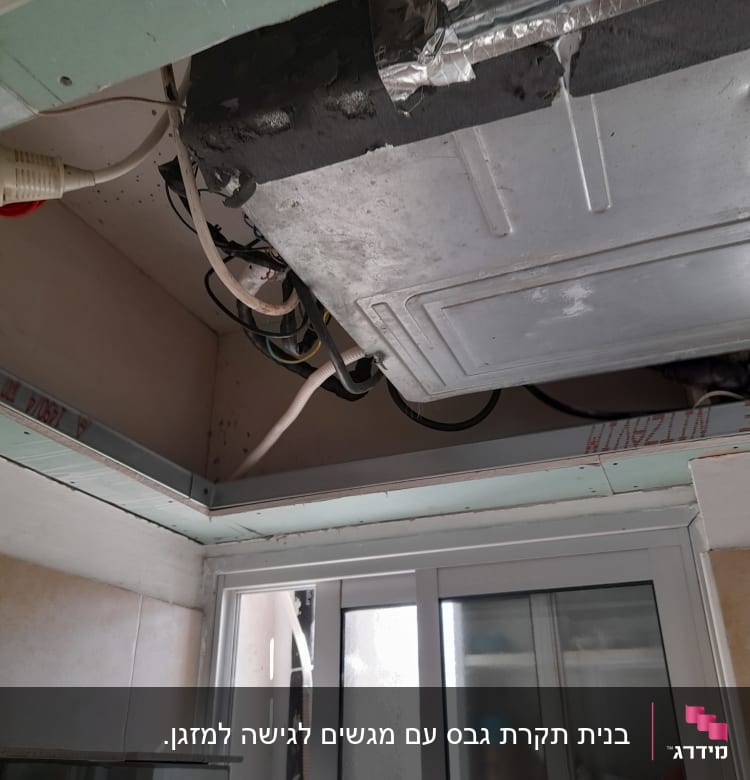 תקרת גבס עם חיבורים וכבלים חשמליים